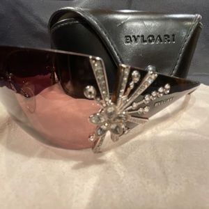 Good condition. No stones missing, no scratch. A slight flaw inside right arm.